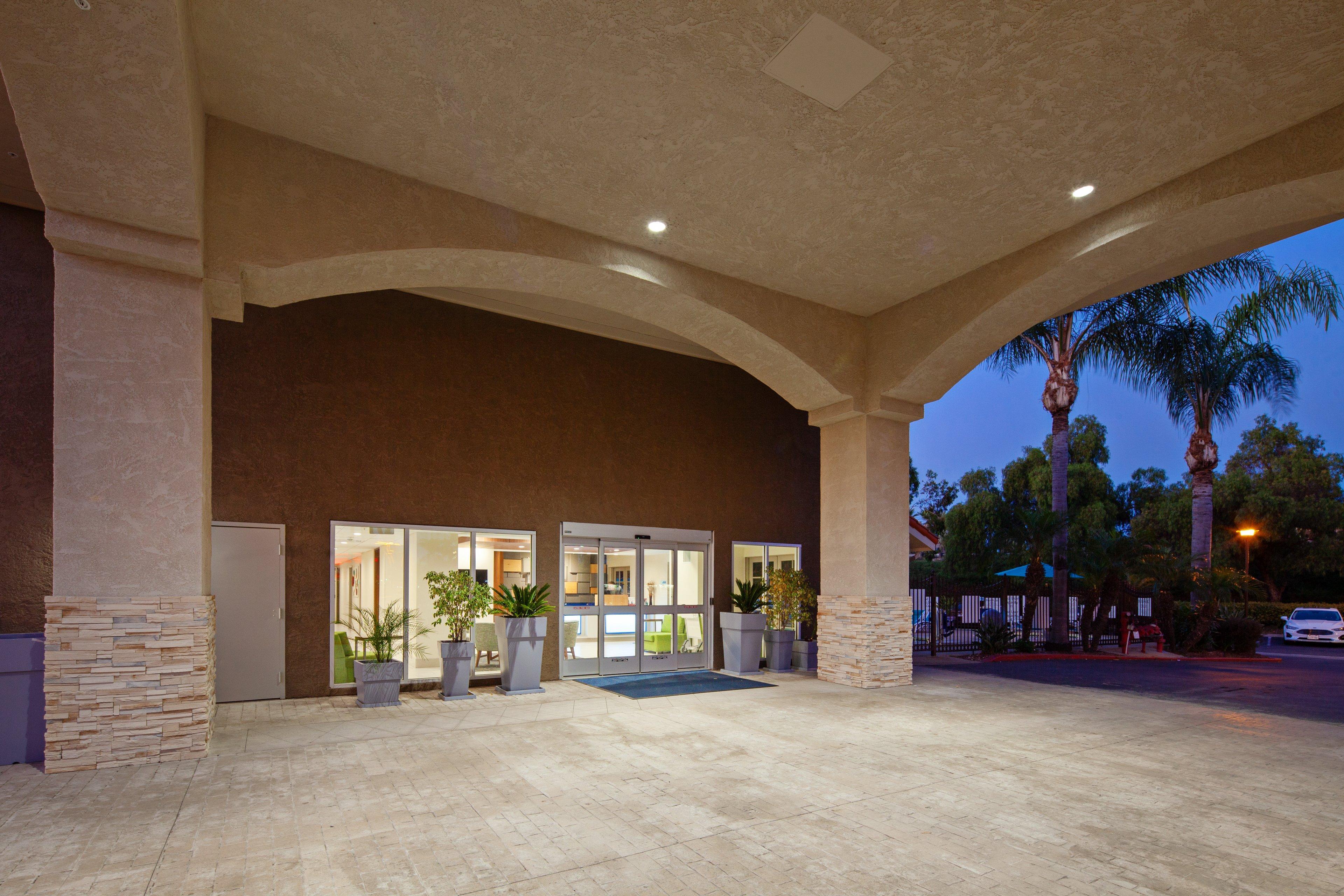 Holiday Inn Express Hotel & Suites San Diego-Escondido By Ihg Екстериор снимка